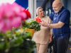 'Kijk eens hoe goed de geraniums het doen op mijn balkon.'