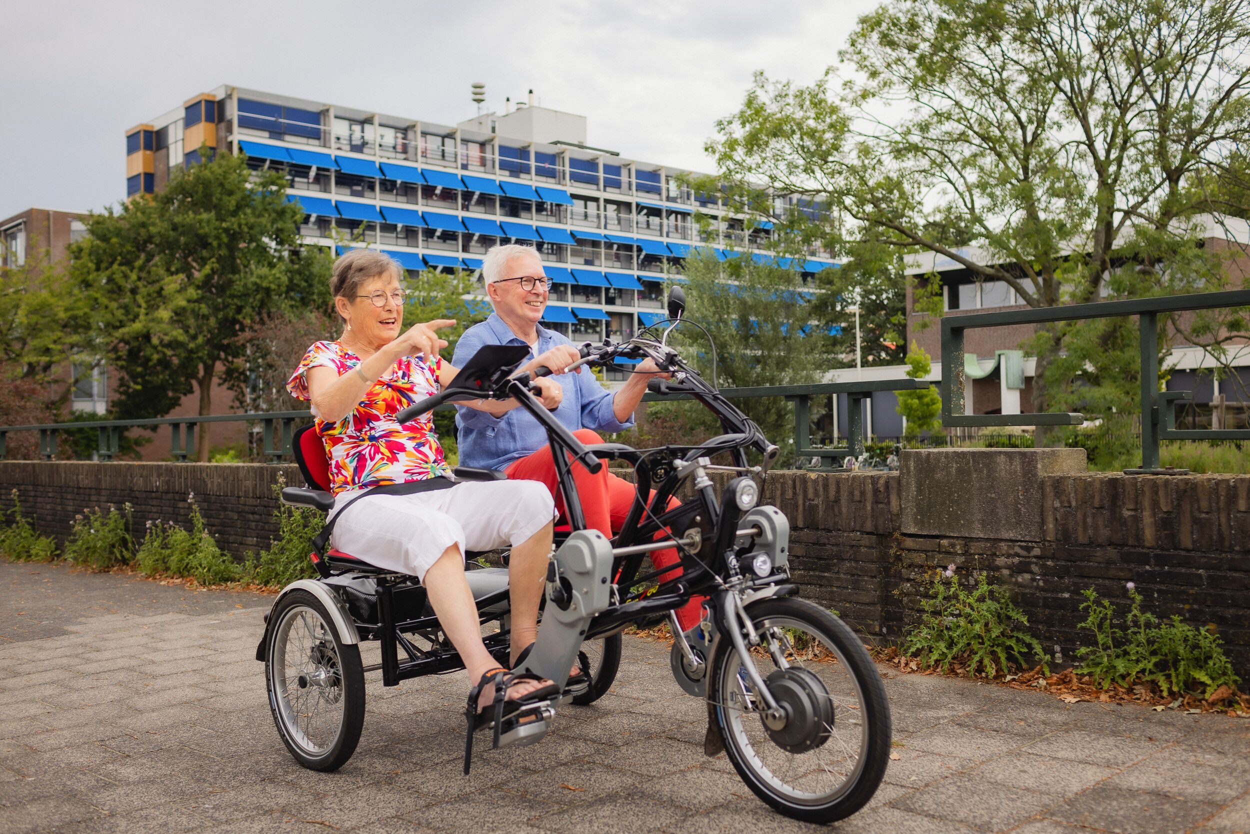 'Samen fietsend genieten van het mooie weer.'