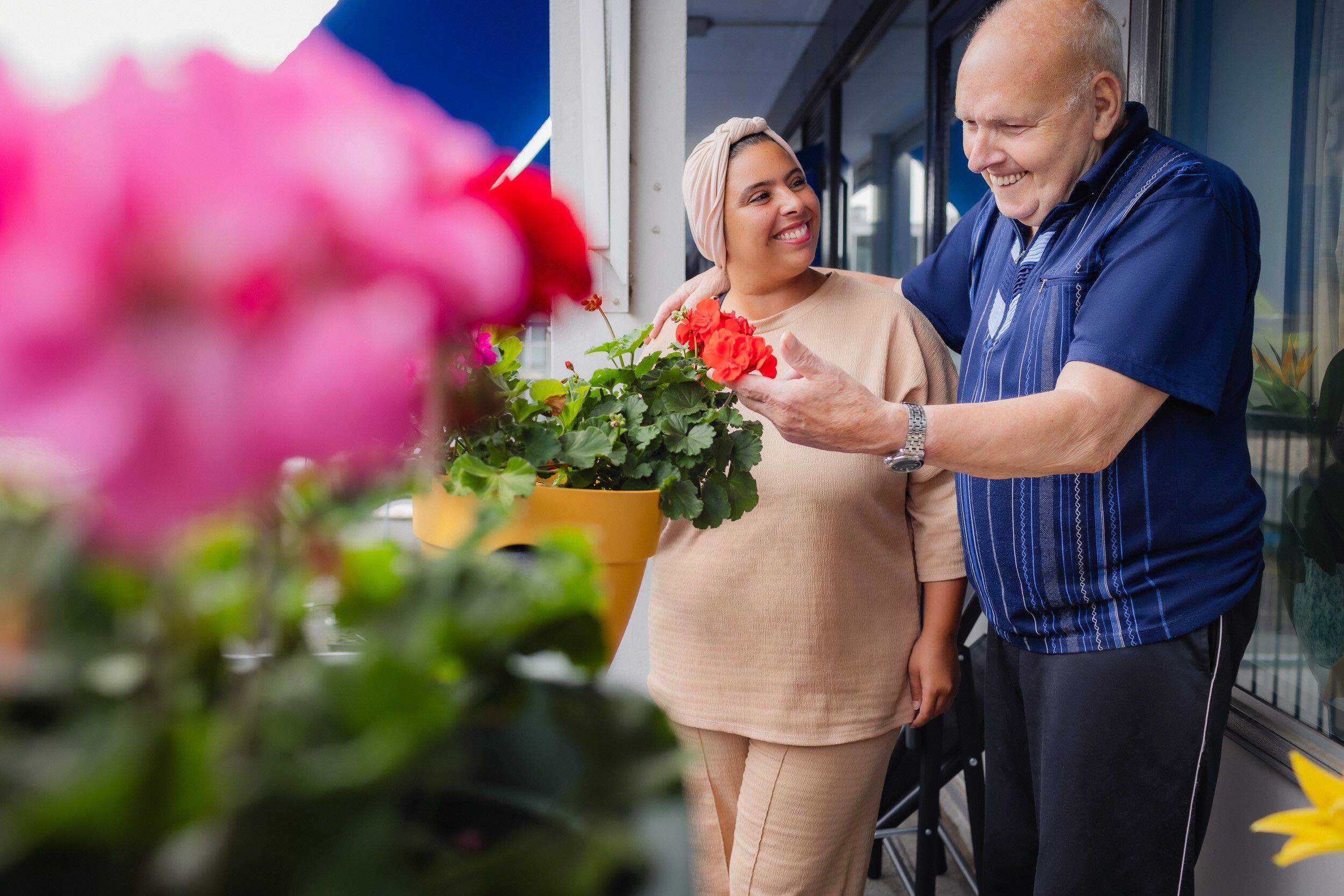 'Kijk eens hoe goed de geraniums het doen op mijn balkon.'