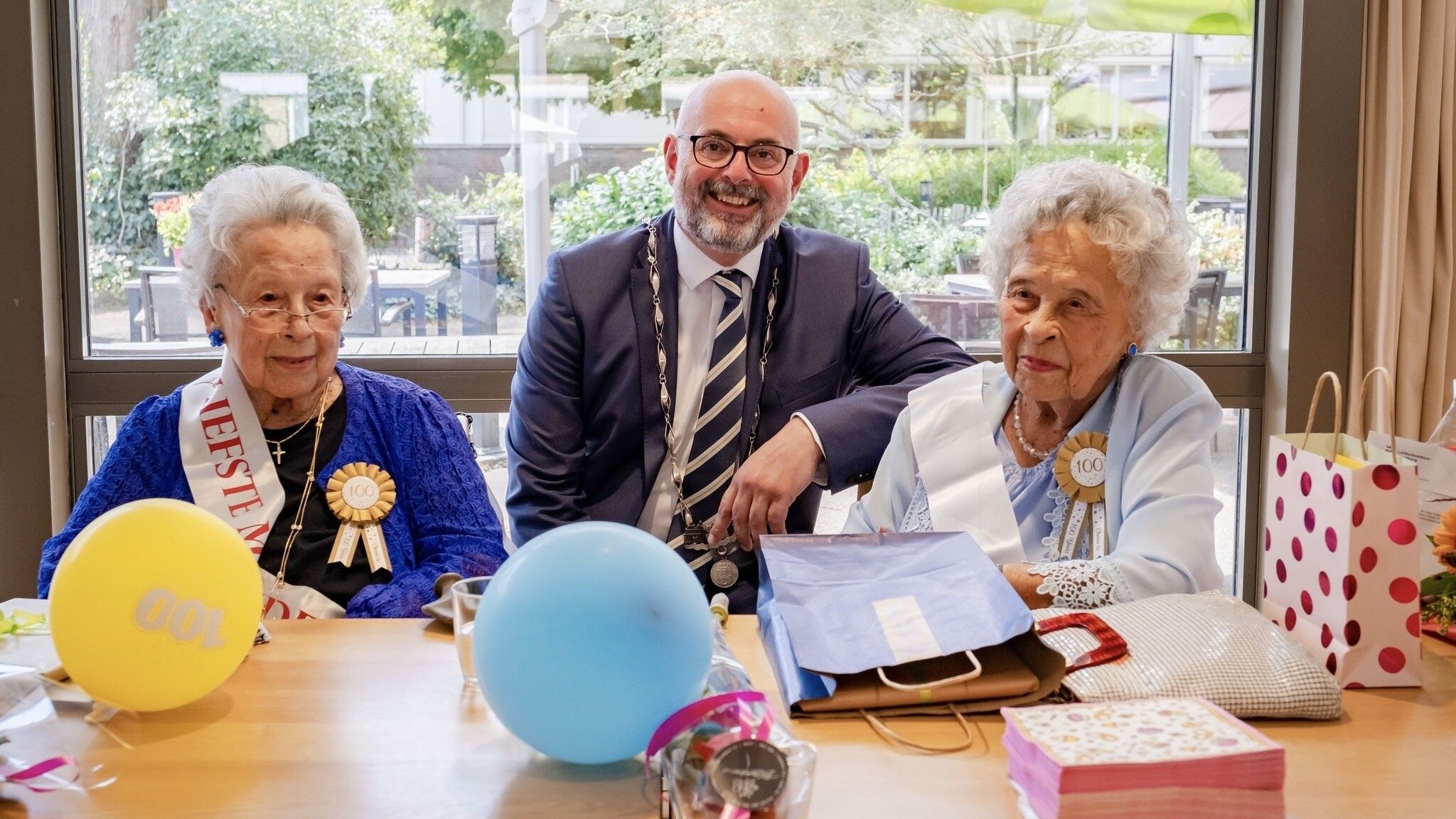 Tweeling viert 100e verjaardag in WZH Prinsenhof