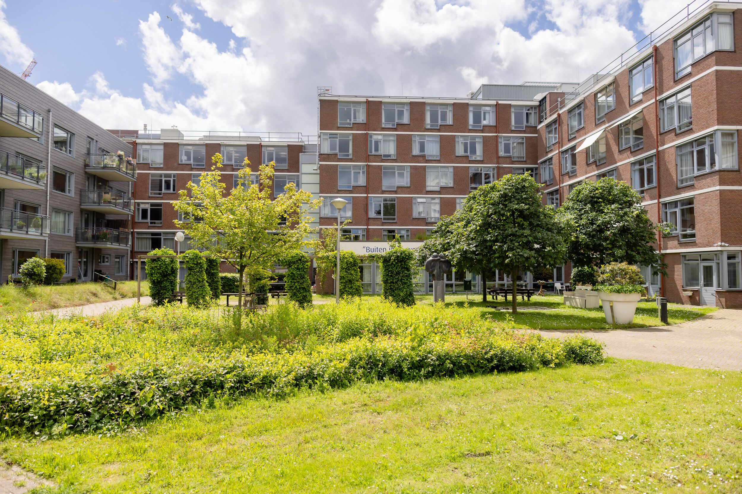 'Uitzicht WZH Waterhof op de groene tuin.'